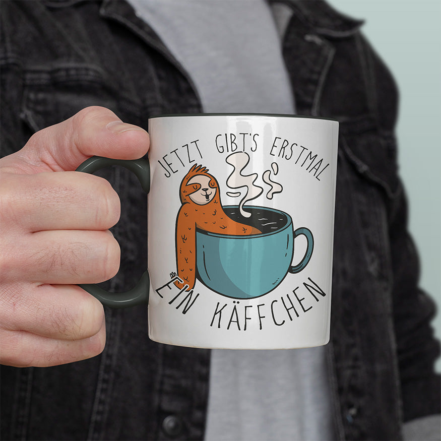 Jetzt gibts erstmal ein Käffchen Faultier 1 Witzige schwarze Tasse kaufen Geschenk
