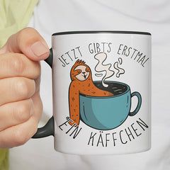 Jetzt gibts erstmal ein Käffchen Faultier 1 Witzige schwarze Tasse kaufen Geschenk