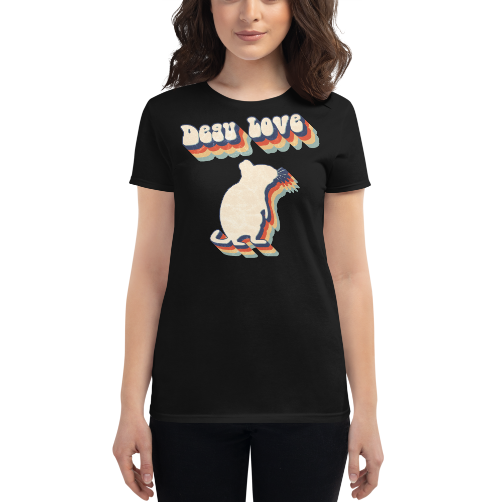 Eine Dame trägt Degu Love | Frauen T-Shirt