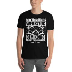 Gebe er mir mein Werzeug Dem König beliebt zu schrauben | Unisex T-Shirt Mockup T-Shirt zum online kaufen