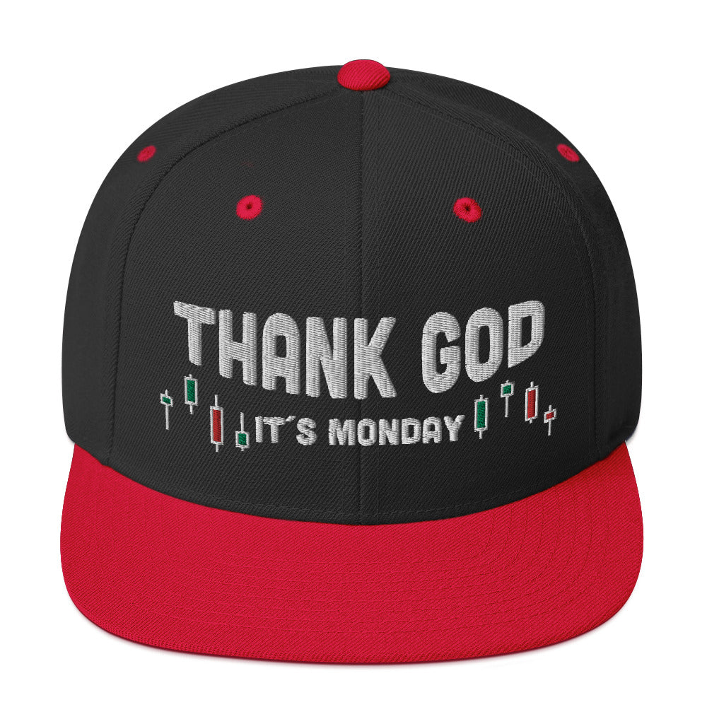 Zeigt eine Snapback Cap mit einem Spruch für Day trader: Thank God It´s Monday