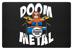 Funny Doom Metal Sloth Drummer | Fußmatte in Dunkelgrün in Größe 60x40cm