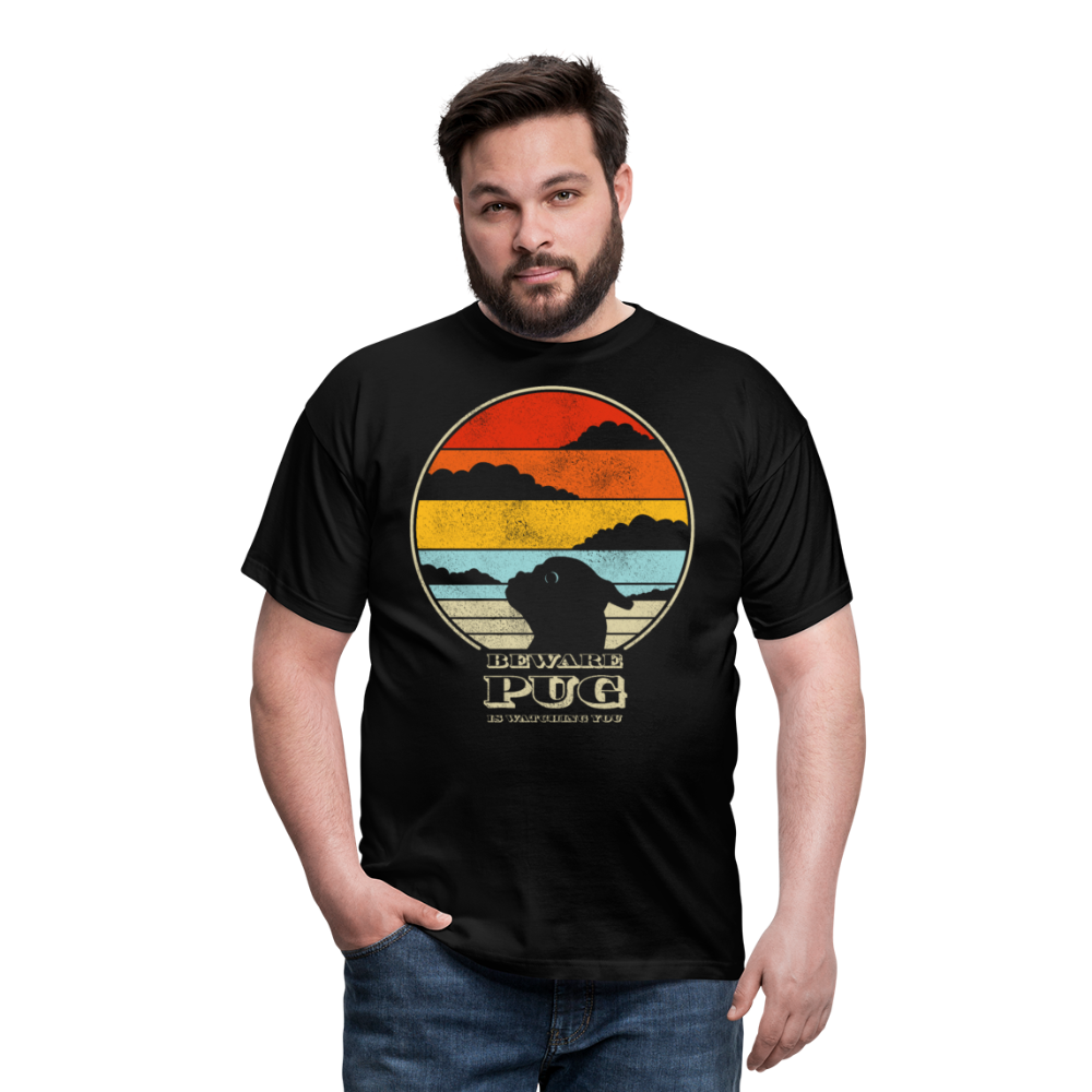 Pug is watching | Männer T-Shirt - Schwarz