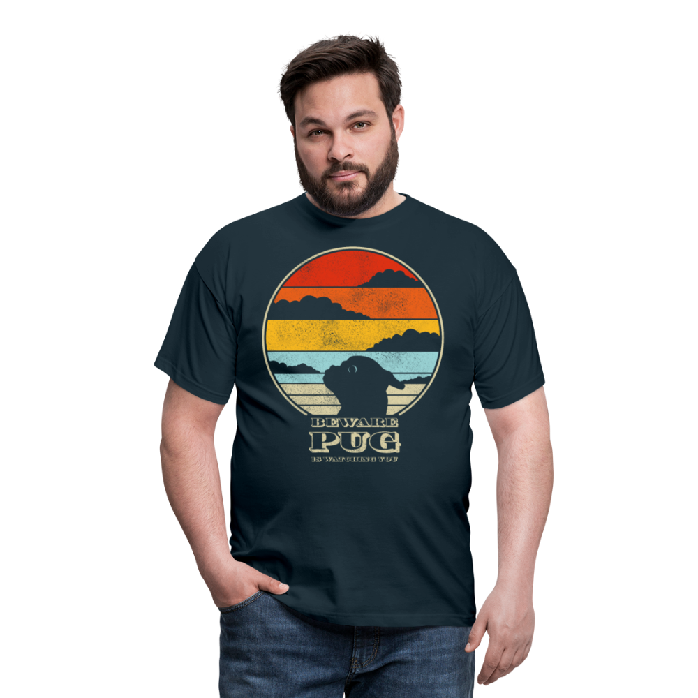 Pug is watching | Männer T-Shirt - Navy