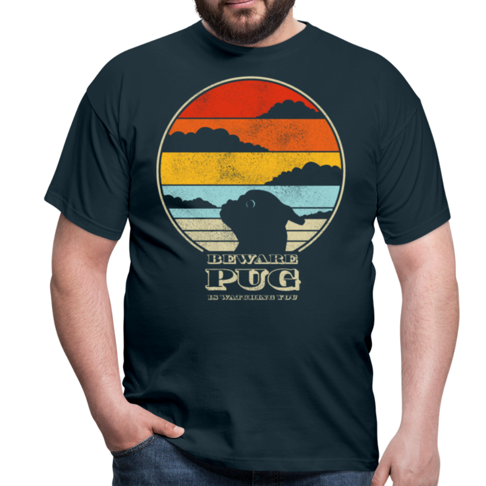 Pug is watching | Männer T-Shirt - Navy