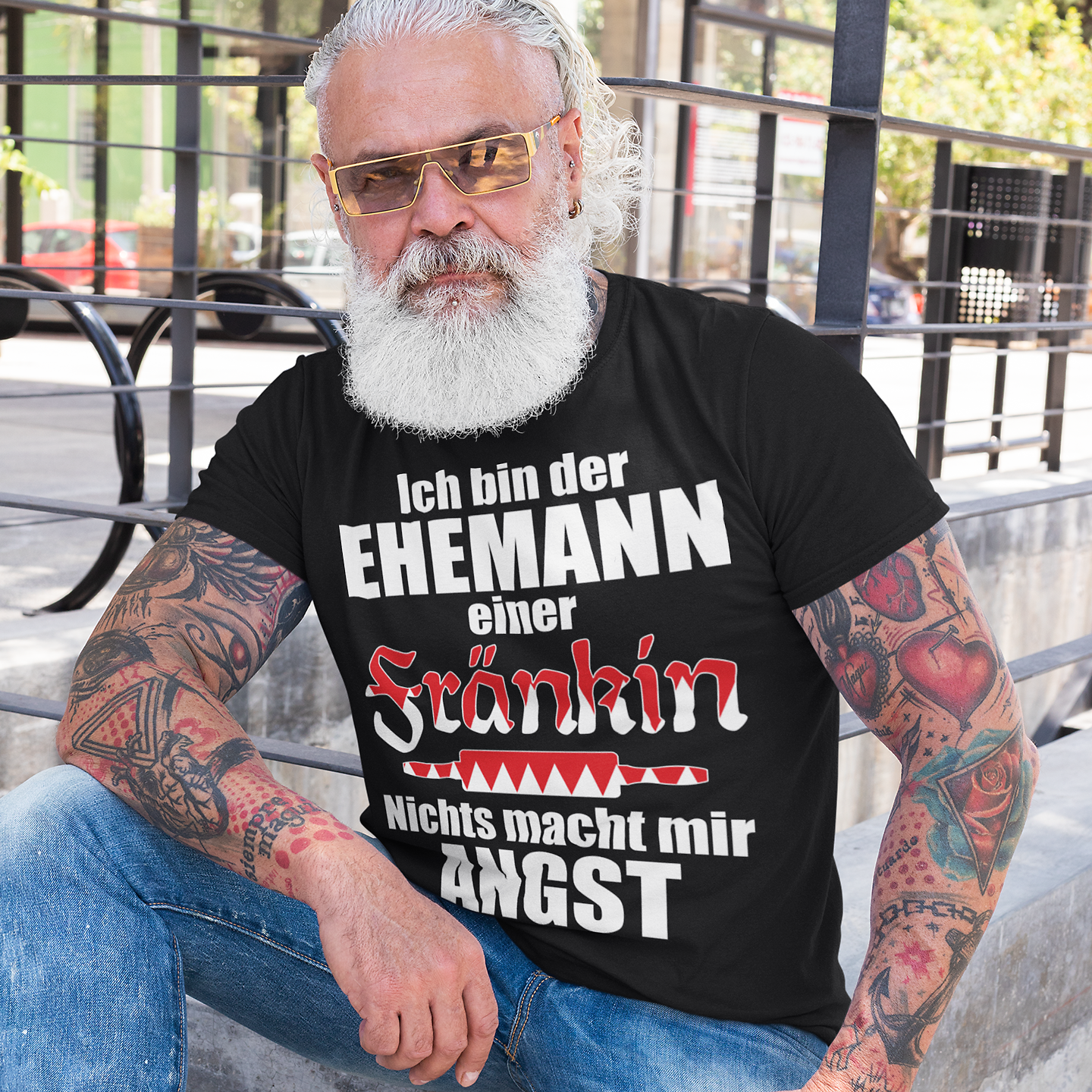 Humorvoller Franke trägt T-Shirt mit lustigem fränkischen Spruch